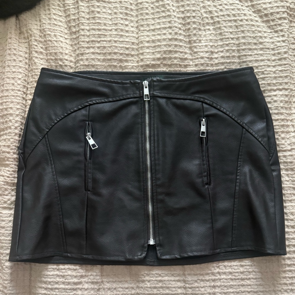 Faux leather zipper mini skirt